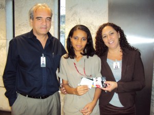 Diretores da AFBDMG posam com uma das ganhadoras: Ivânia Pinto